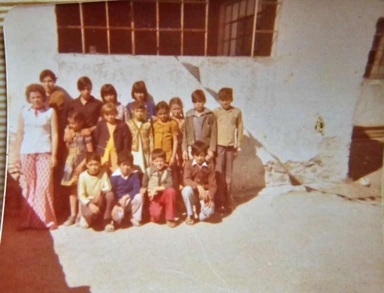 Estela Guerra con su grupo de estudiantes cuando joven