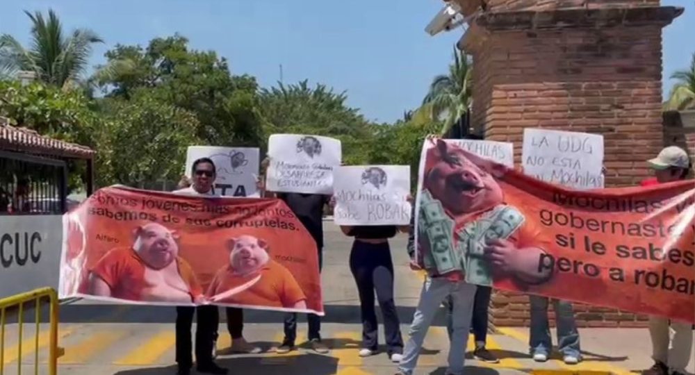 Estudiantes protestando contra El Mochilas