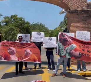 Estudiantes protestando contra El Mochilas