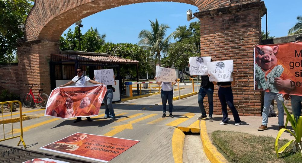 Estudiantes protestando en entrada de universidad