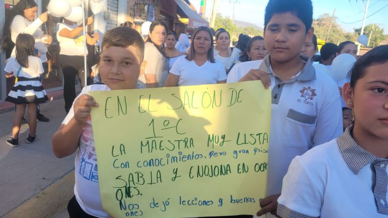 Estudiantes recordando a maestra Fernanda