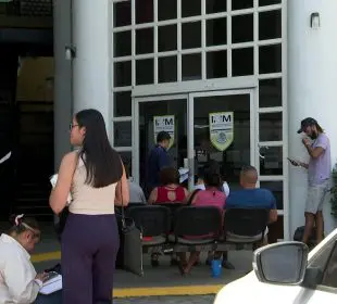 Extranjeros en el instituto de migración