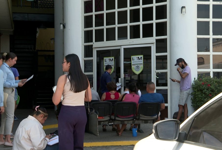 Extranjeros en el instituto de migración