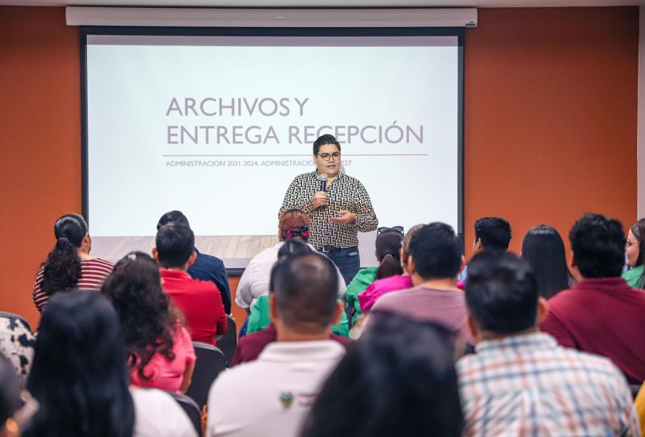 Funcionario en reunión para Entrega-Recepción en Bahía