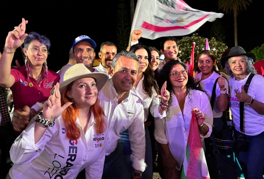 Gerardo López con simpatizantes