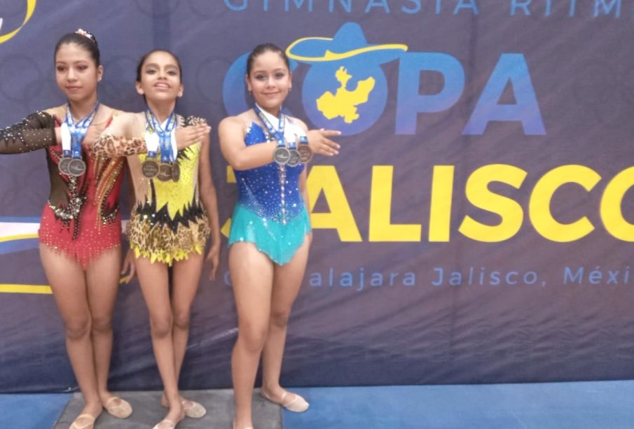 Gimnastas vallartenses con medallas