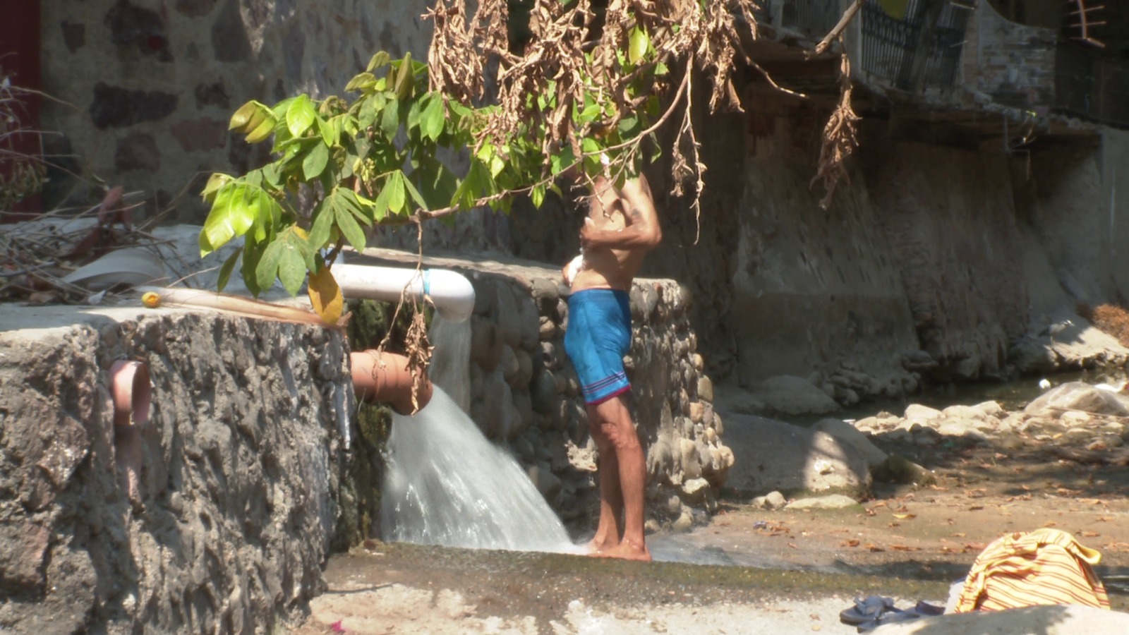 Hombre bañándose en el río Cuale