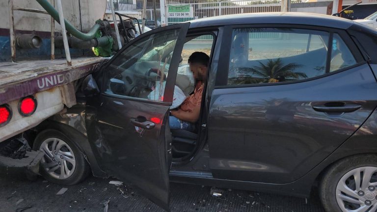 Hombre lesionado y atrapaso en auto tras impacto con pipa