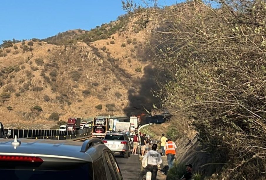 Incendio de tráiler, cierre de autopista Guadalajara-Tepic (VIDEO)