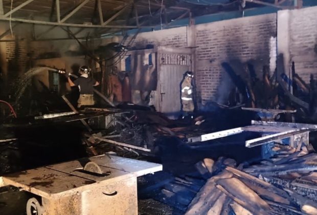 Incendio destruyó casi por completo maderería en Tepic, Nayarit