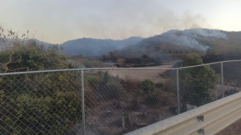 Incendio forestal amenaza autopista, Las Varas-Bahía de Banderas
