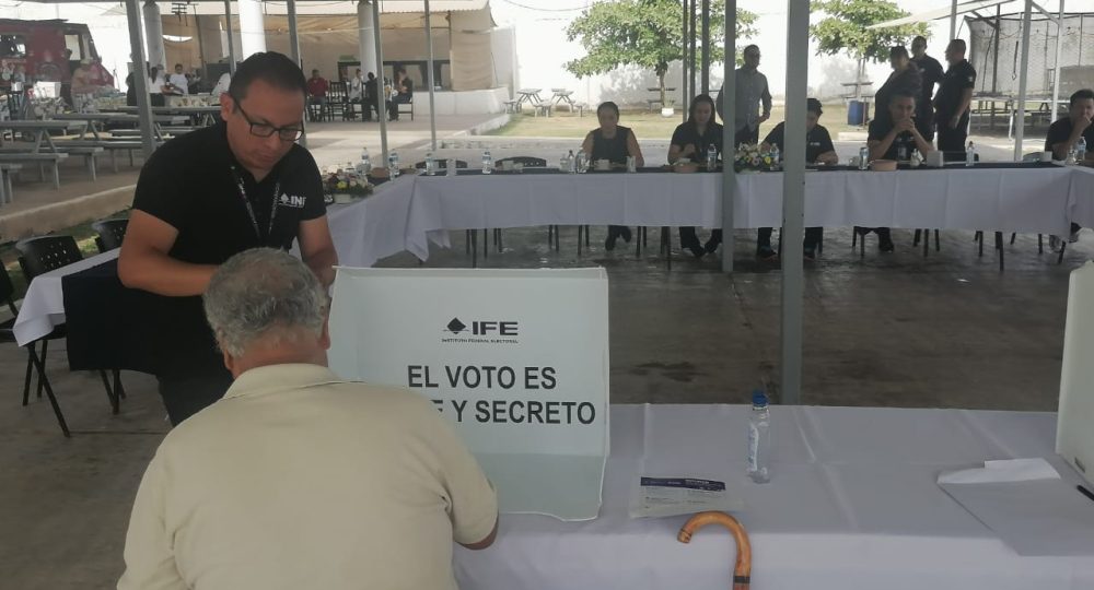 Interno de Puerto Vallarta votando