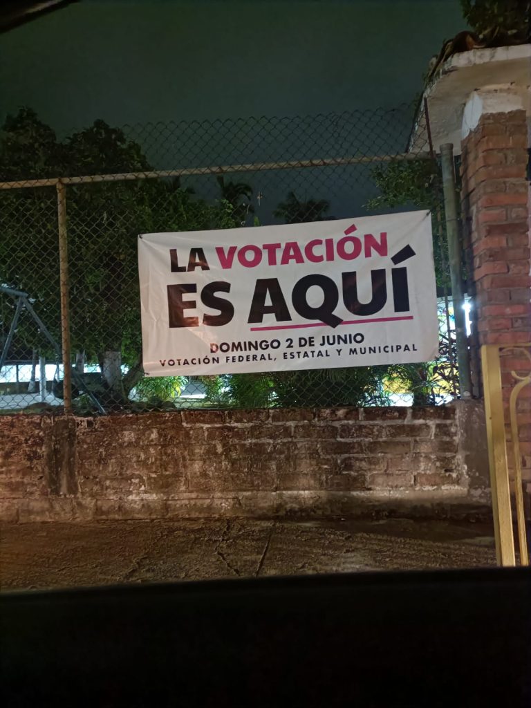 Lona que anuncia punto de votación