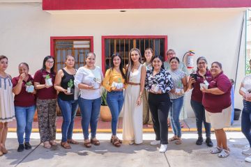 Lía Castro Díaz de León con madres trabajadoras