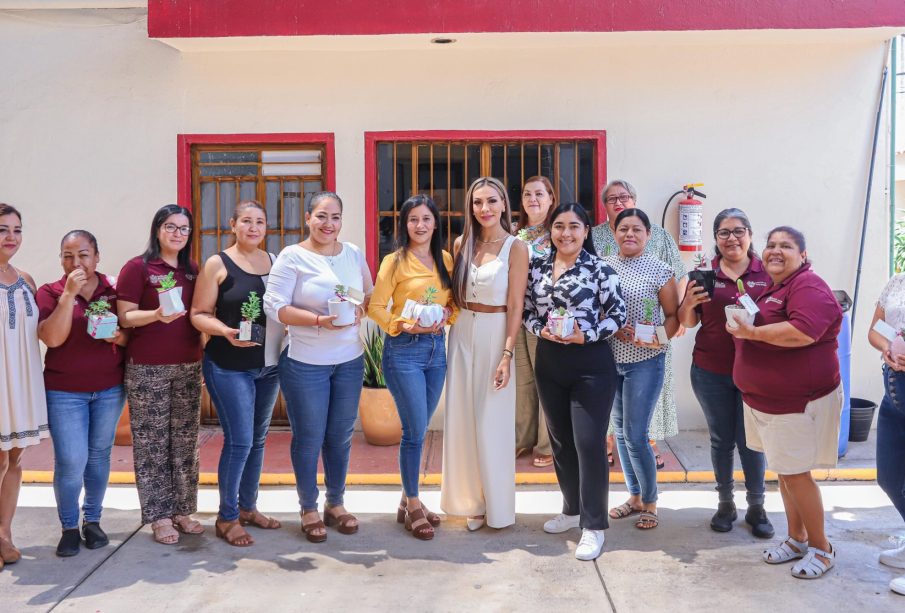 Lía Castro Díaz de León con madres trabajadoras