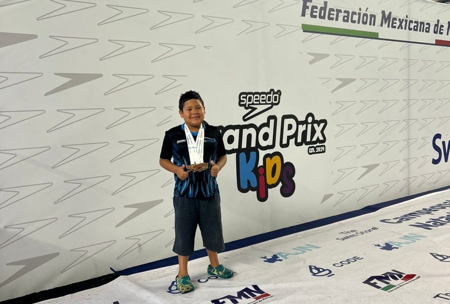 Liam Díaz con medallas tras participar en Grand Prix de Natación