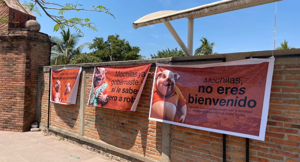 Lonas de protesta contra El Mochilas