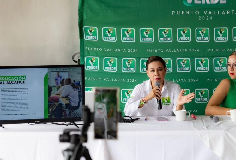 Magaly Fregoso en rueda de prensa presentando propuestas