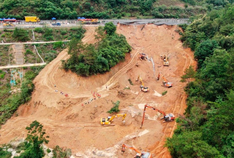 Maquinaria trabajando en derrumbe de carretera en China