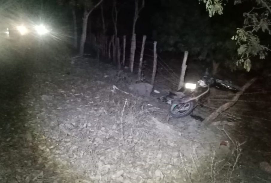 Motocicleta atorada en alambre de púas