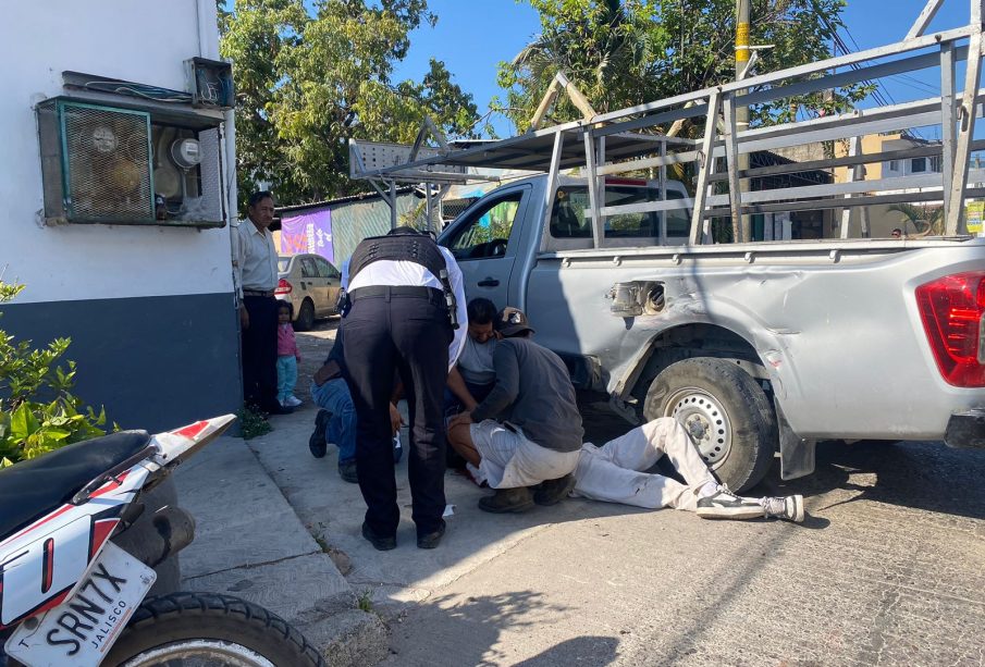 Motociclista lesionado tras impactarse en camioneta