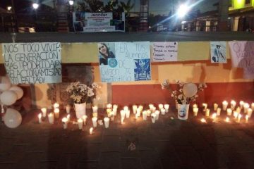 Pancartas y velas por femenicidio de Fernanda