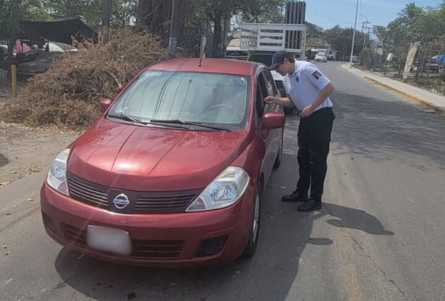 Personal de tránsito y automóvil rojo