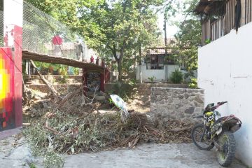 Personas bajo el puente del Cuale