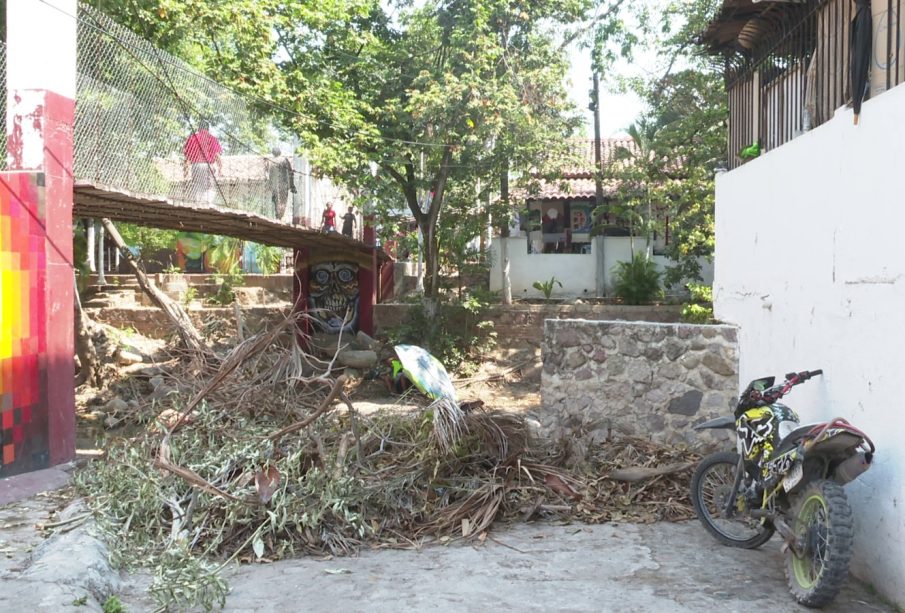 Personas bajo el puente del Cuale