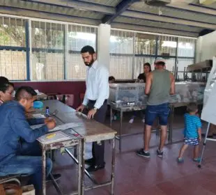 Personas votando