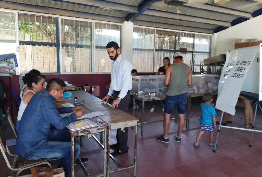 Personas votando