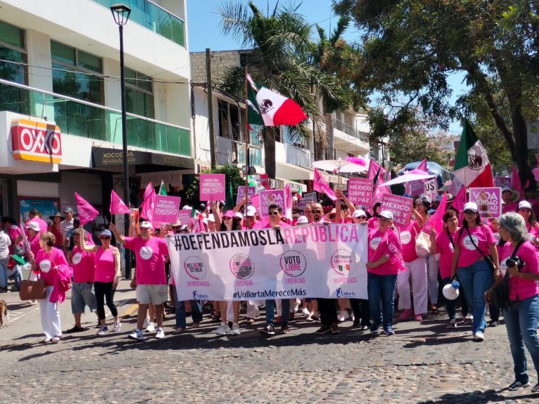 Población participando de la Marcha Rosa