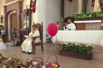 Sacerdote Leonel Díaz oficiando misa