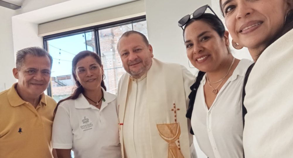 Sacerdote y organizadores de expo Si a la vida