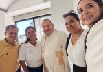 Sacerdote y organizadores de expo Si a la vida