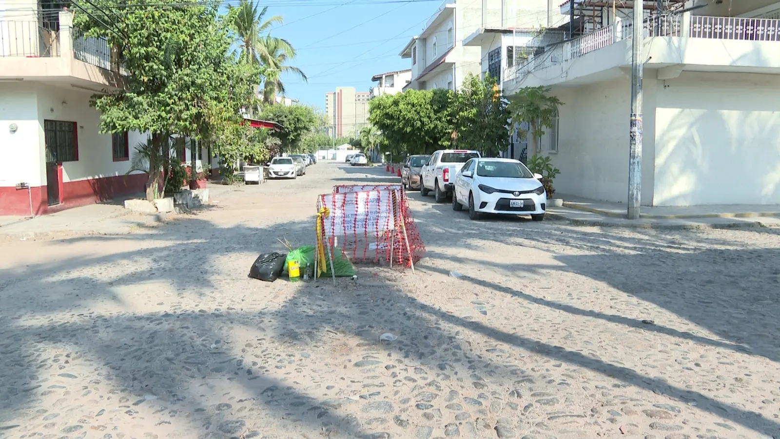 Socavón en avenida