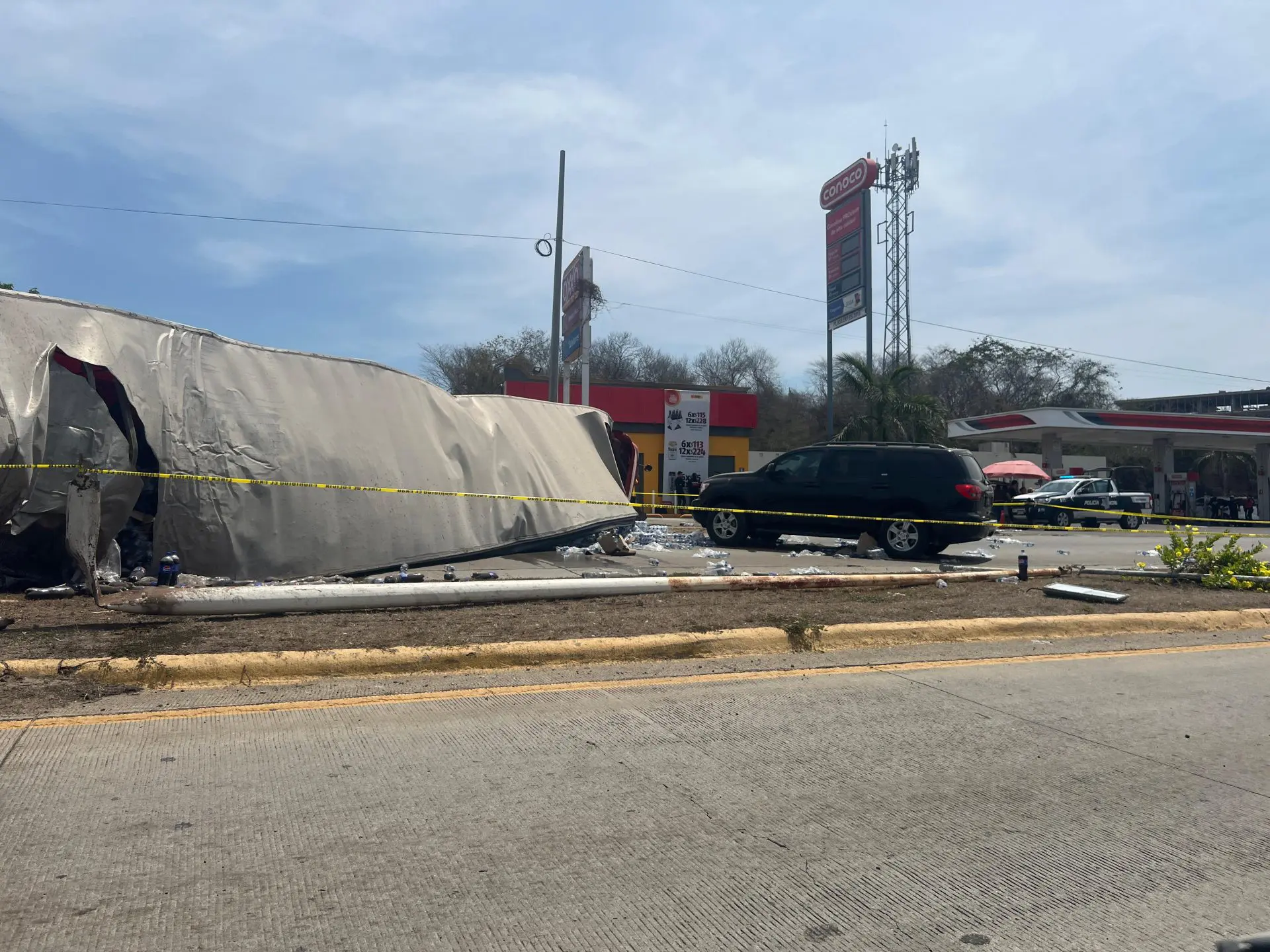 Tráiler volcado en crucero de Terralta