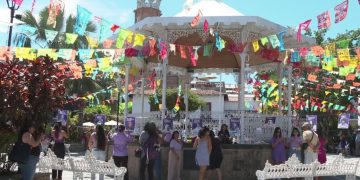 Colectivo “Estamos listas con Claudia” hace tendedero en Plaza de Armas