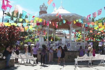 Colectivo “Estamos listas con Claudia” hace tendedero en Plaza de Armas