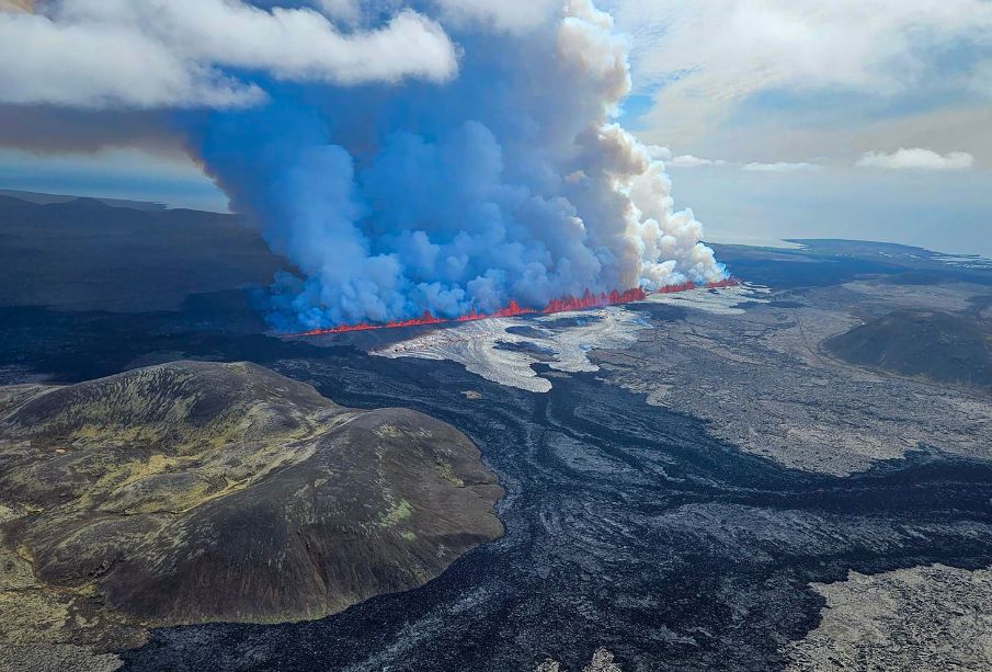 (VIDEO) Así fue la potente erupción volcánica en Islandia; evacúan la zona