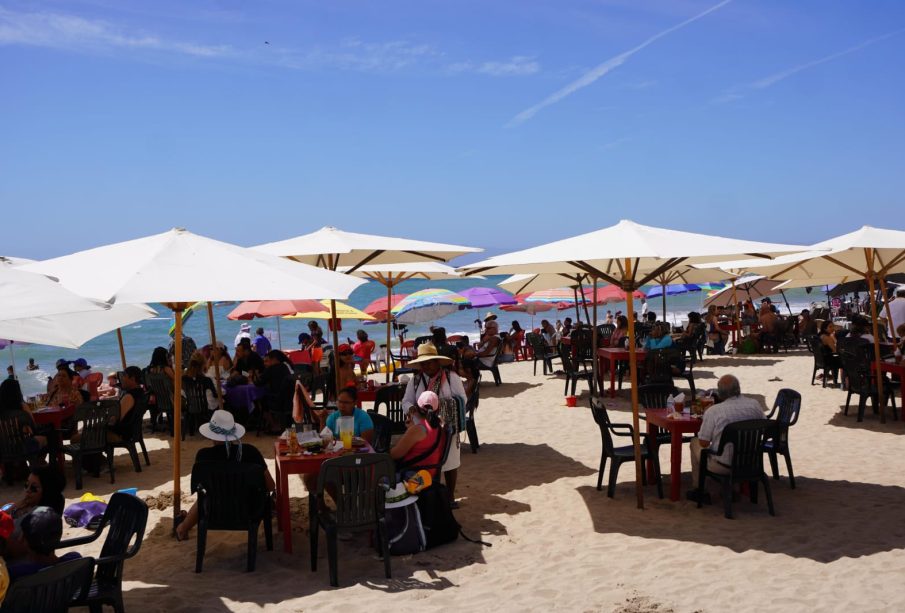 Turistas en playas de Vallarta