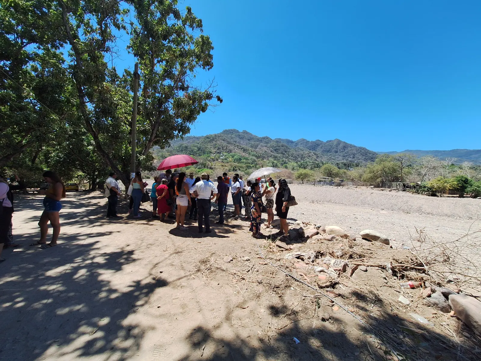Vecinos de la ribera del río Pitillal