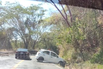 Vehículo fuera de la vía provocó cierre temporal de la federal 200