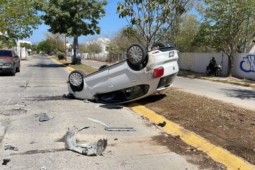 Vehículo volcado en Altavela