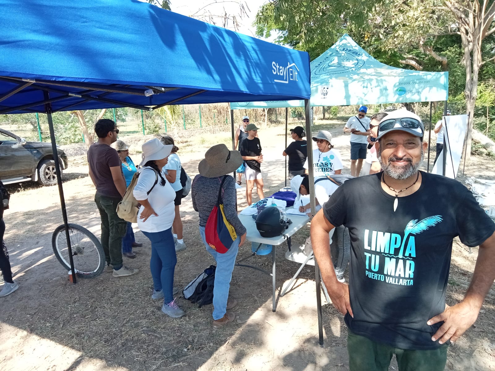 Voluntarios en El Pitillal