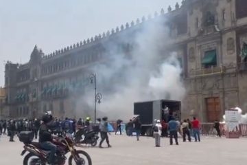 (VIDEO) Normalistas de Ayotzinapa lanzan petardos a Palacio Nacional