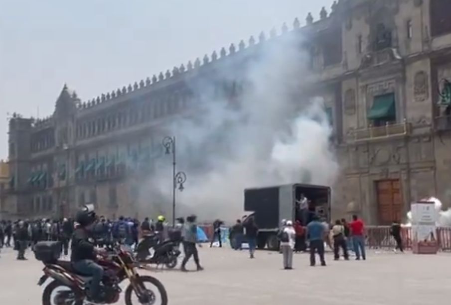 (VIDEO) Normalistas de Ayotzinapa lanzan petardos a Palacio Nacional