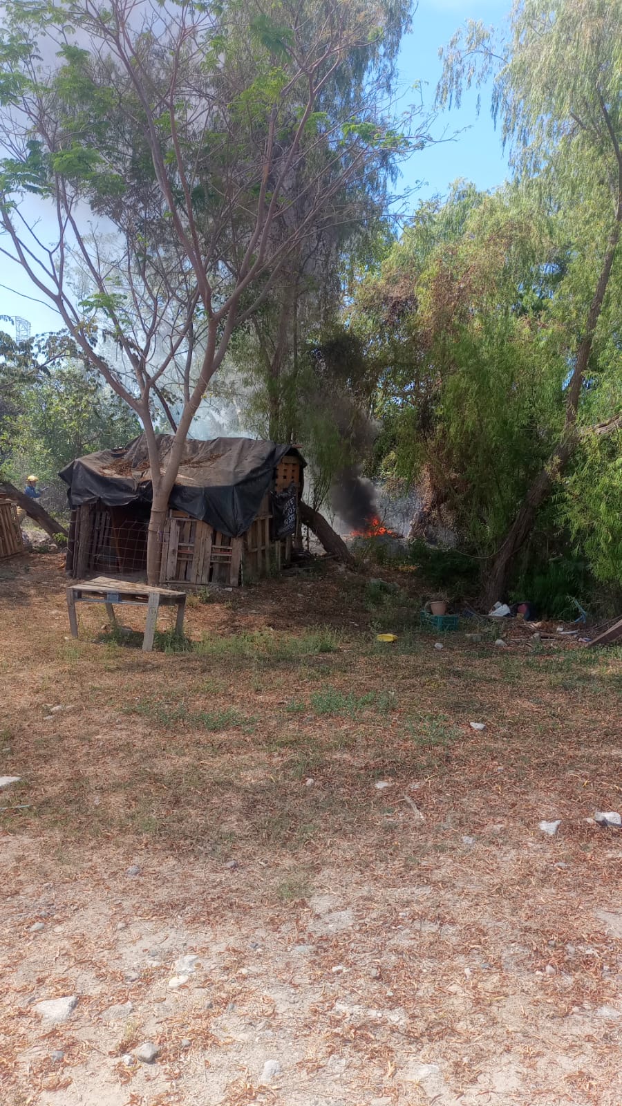 Prenden fuego a llantas a un costado del Estero El Salado