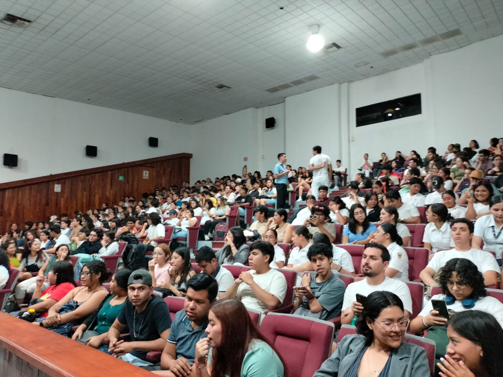 Máynez, candidato presidencial de MC, dialoga con estudiantes del CUCosta en Vallarta