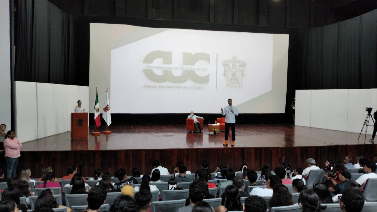 Máynez, candidato presidencial de MC, dialoga con estudiantes del CUCosta en Vallarta